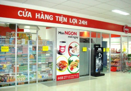 Khách hàng mua keo dán giày tại cửa hàng tiện lợi