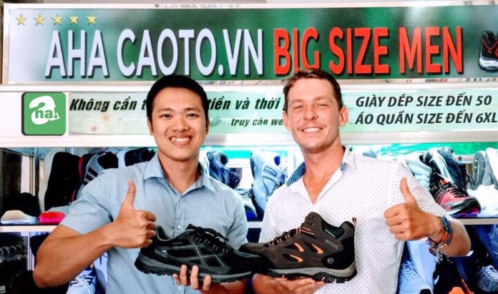 Khách hàng nam cao lớn đang thử giày big size tại cửa hàng