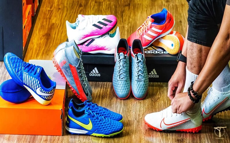 Khách hàng thử giày tại Belo Sport, shop bán giày đá bóng uy tín