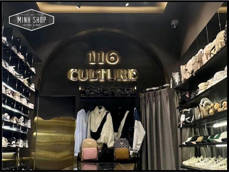 Khách hàng trải nghiệm mua sắm tại 116 Culture Luxury, một shop giày sneaker uy tín ở TP.HCM.