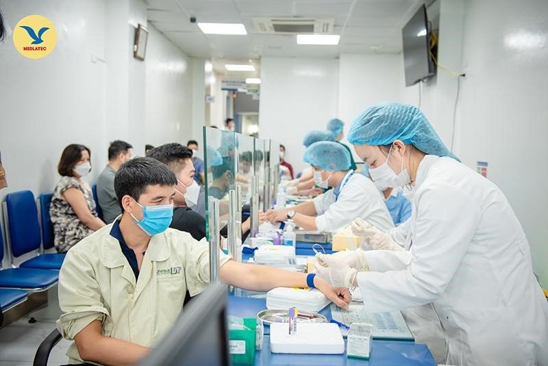 Khám giấy sức khỏe tại bệnh viện hoặc phòng khám chuyên nghiệp, đảm bảo kết quả chính xác