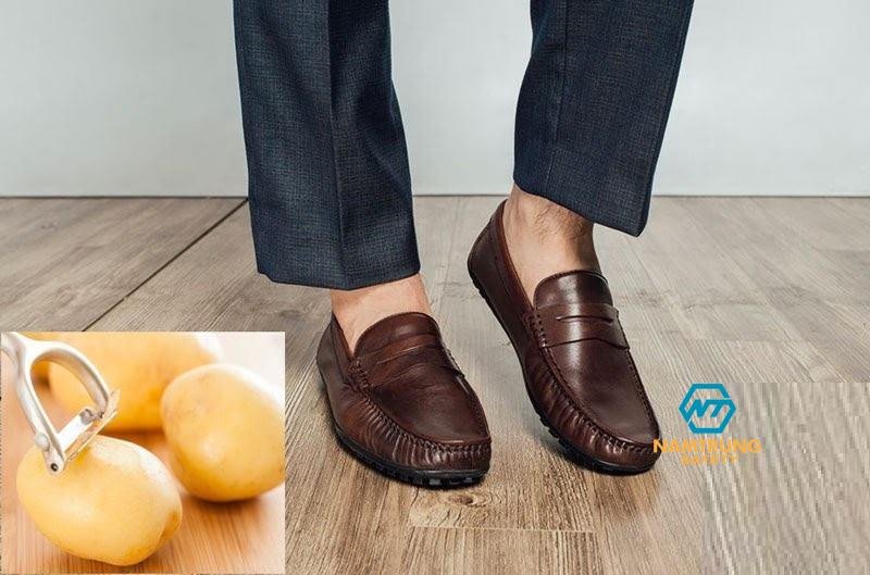Khoai tây được đặt vào bên trong giày để nới rộng giày bị chật 1 size hiệu quả