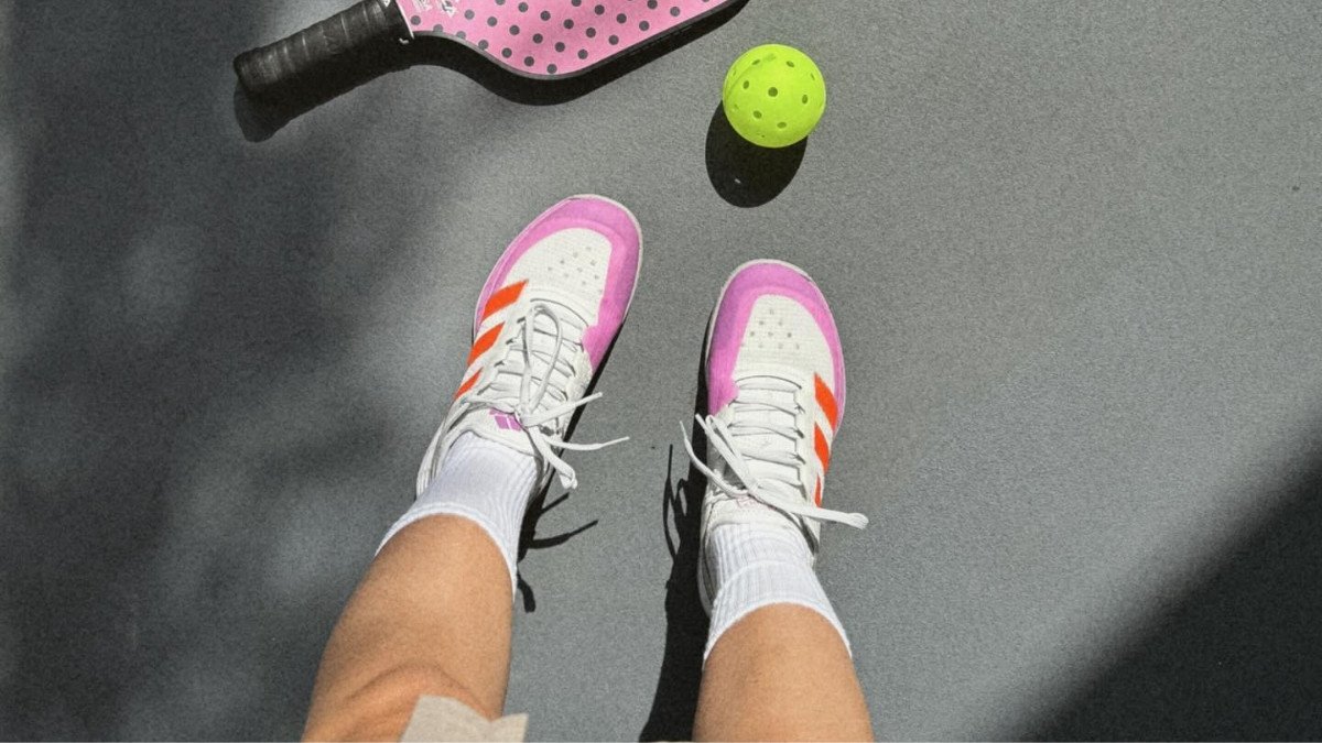 không dùng giày chạy bộ chơi pickleball