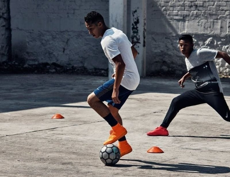 Không dùng giày đá bóng đinh TF chơi trên bề mặt sân bê tông sẽ nhanh hỏng giày