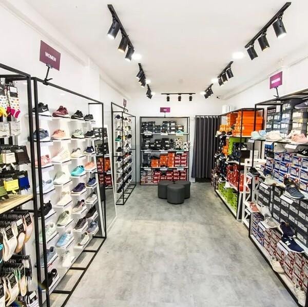 Không gian bên trong cửa hàng Saigon Sneaker, nơi trưng bày các đôi giày New Balance chính hãng với nhiều mẫu mã