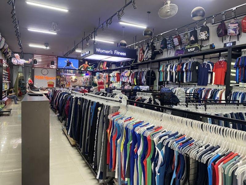 Không gian cửa hàng Tom Sport với đa dạng quần áo và giày thể thao BMT