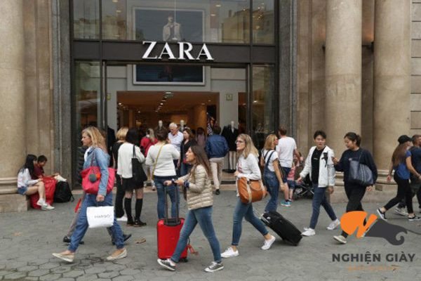 Không gian cửa hàng Zara với nhiều mẫu giày nữ thời trang