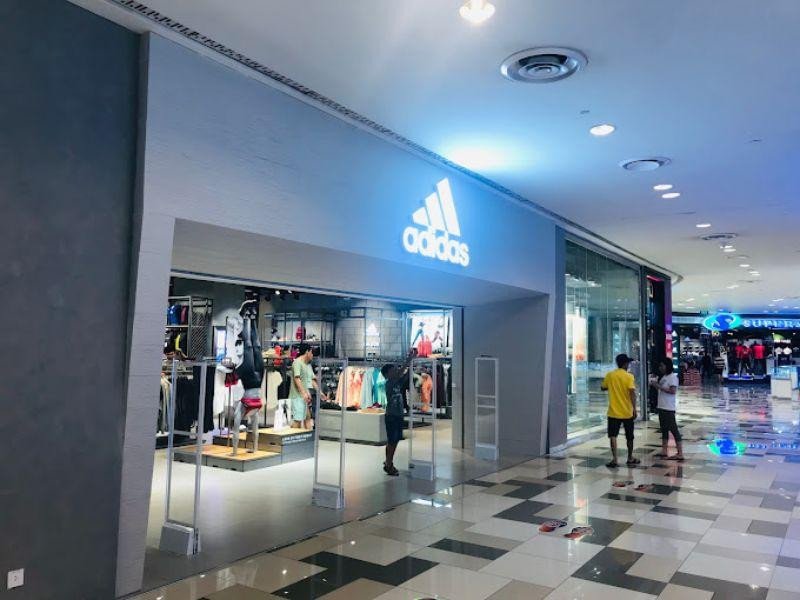 Không gian rộng rãi của cửa hàng Adidas tại Quận 7, nơi trưng bày đa dạng giày và trang phục thể thao, đặc biệt là giày đá bóng.