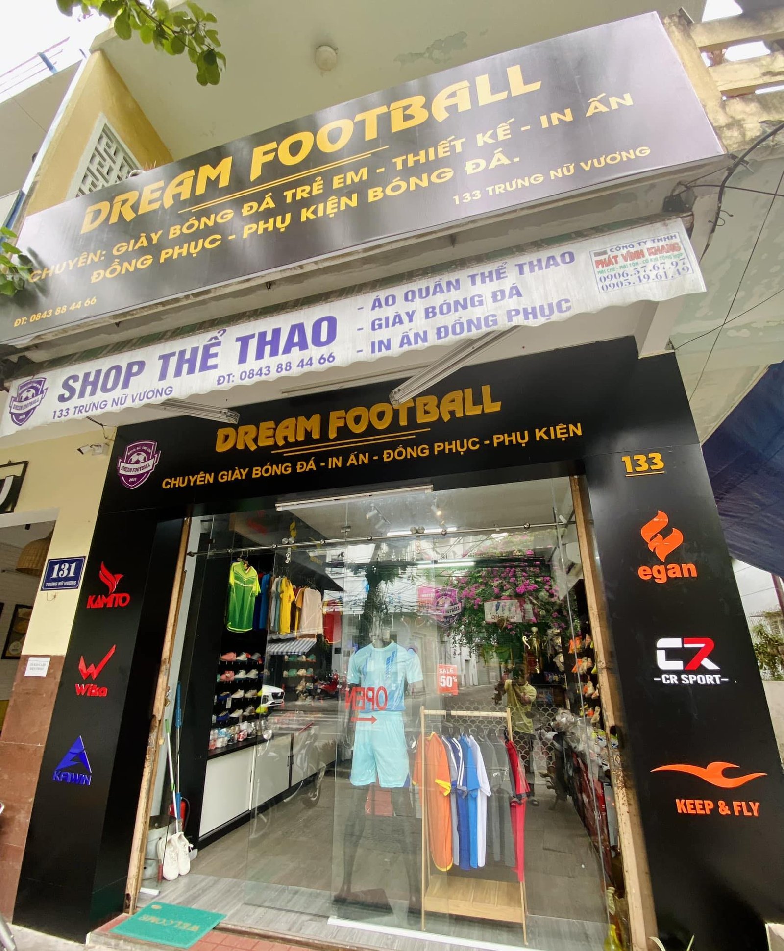 Không gian shop giày bóng đá Dreamfootball Đà Nẵng với các sản phẩm cao cấp