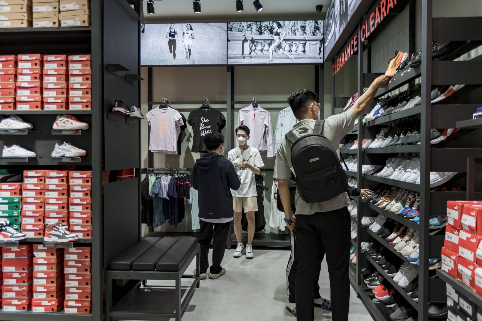 Không gian trưng bày các mẫu giày Puma Cần Thơ đa dạng tại cửa hàng.