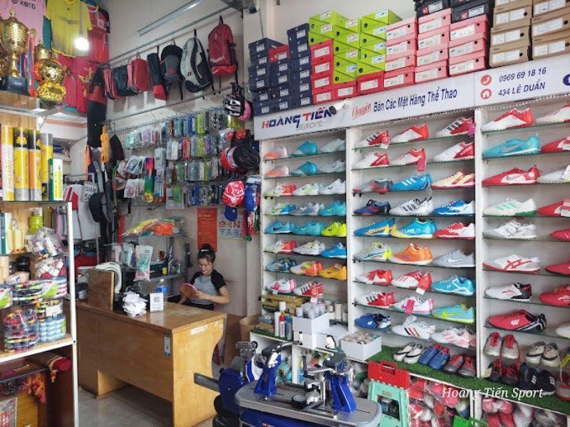 Không gian trưng bày đa dạng các loại giày đá bóng và phụ kiện thể thao tại Hoàng Tiến Sport ở Buôn Ma Thuột