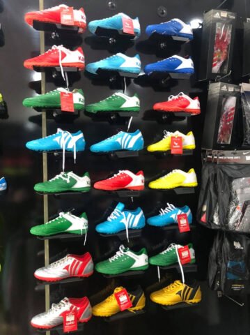 Không gian trưng bày giày đá bóng chuyên nghiệp và phụ kiện thể thao tại Gôn Pro Shop Đà Nẵng, điểm đến cho người yêu túc cầu.