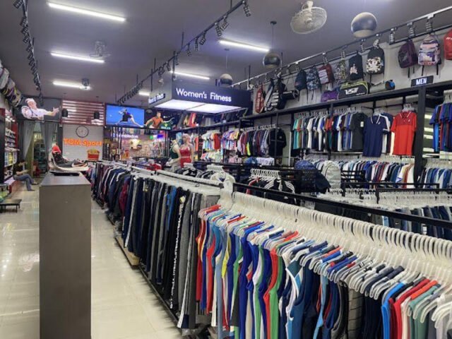 Không gian trưng bày giày đá bóng và trang phục thể thao đa dạng tại Tom Sport ở Buôn Ma Thuột