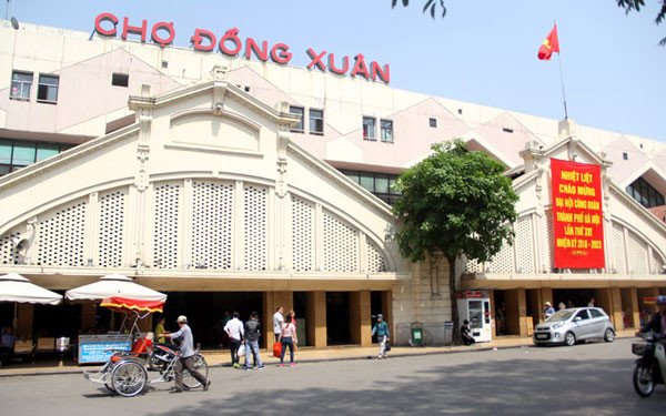 Khu vực bán giày sỉ đông đúc tại Chợ Đồng Xuân Hà Nội