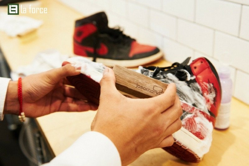 Khu vực mua sắm giày sneaker