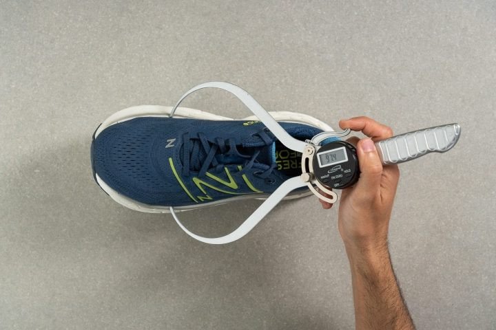 Khu vực mũi giày (toebox) của New Balance Fresh Foam X More v4, đánh giá không gian cho ngón chân.