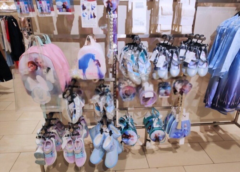 Khu vực quần áo trẻ em H&amp;M với chủ đề Disney Frozen, nơi phụ huynh có thể tìm thấy các sản phẩm phù hợp đi kèm với size giày H&amp;M cho bé
