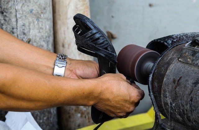 Khu vực sửa chữa và dán đế giày thể thao tại tiệm trên đường Thích Quảng Đức