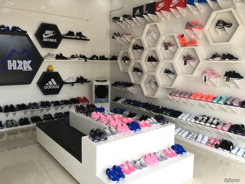 Khu vực trưng bày các mẫu giày đá bóng và giày thể thao chính hãng phong phú tại H2K Shop Buôn Ma Thuột