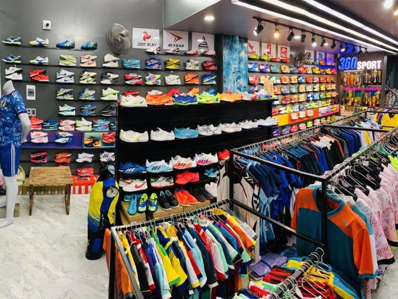 Khu vực trưng bày đa dạng giày đá bóng và trang phục bóng đá tại 360 Sport Buôn Ma Thuột