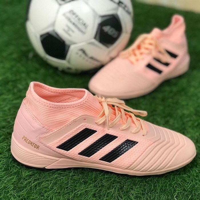 Khu vực trưng bày giày bóng đá chất lượng cao tại IFootball Đà Nẵng