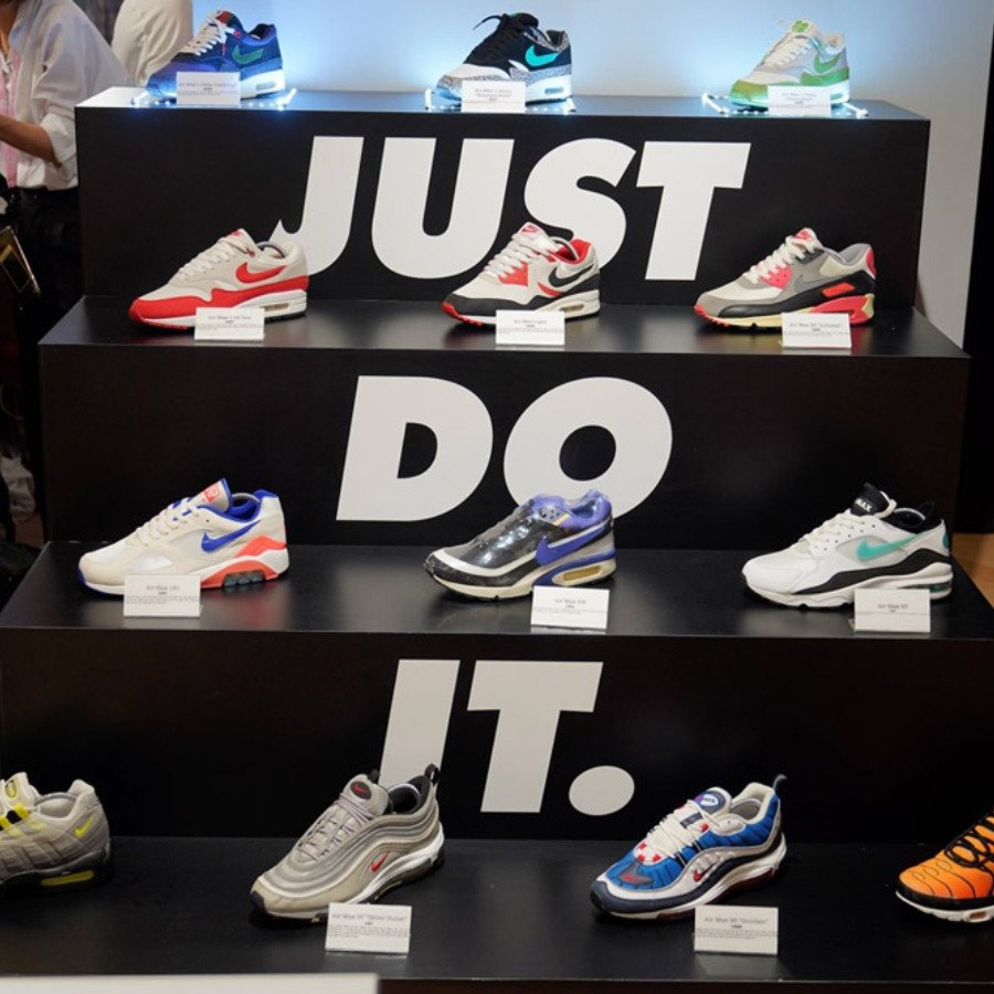 Khu vực trưng bày giày bóng rổ chính hãng trong một cửa hàng Nike lớn tại Việt Nam