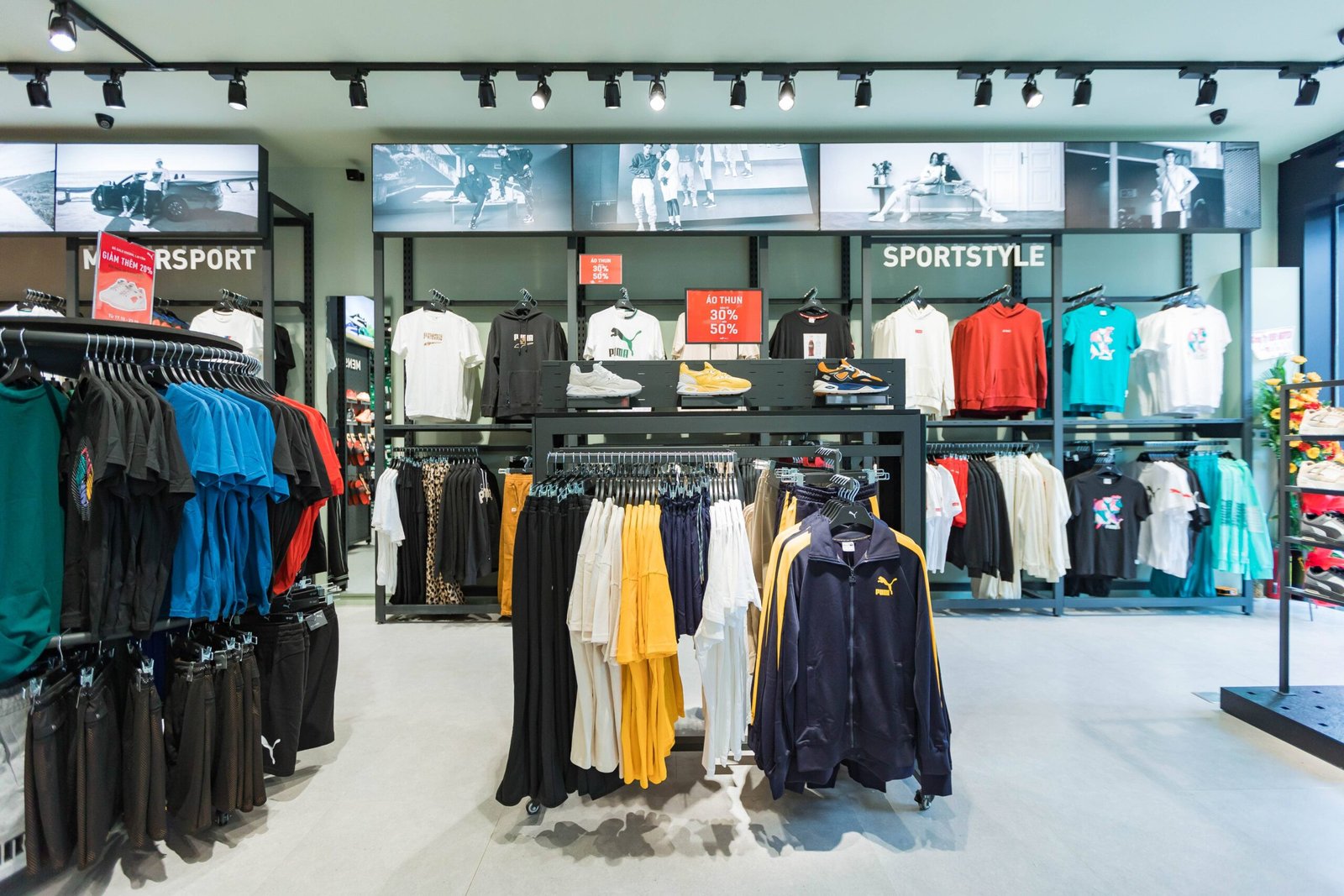 Khu vực trưng bày sản phẩm thời trang và phụ kiện PUMA với các ưu đãi đặc biệt.