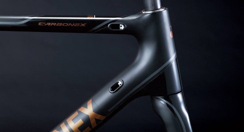 Khung xe đạp Carbonex của Yonex, thể hiện sự đa dạng sản phẩm của hãng.