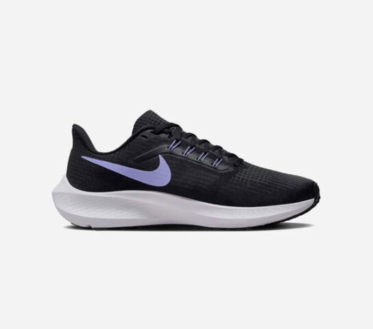 Kiểm tra chất liệu sản phẩm trước khi giặt giày Nike
