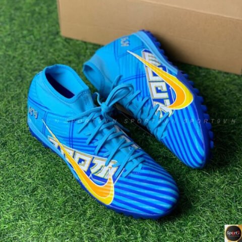 Kiểm tra chất lượng gia công và đường may giày đá bóng Nike chính hãng