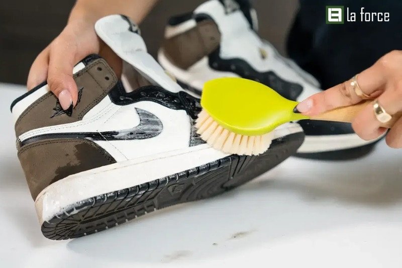 Kiểm tra chất lượng giày sneaker