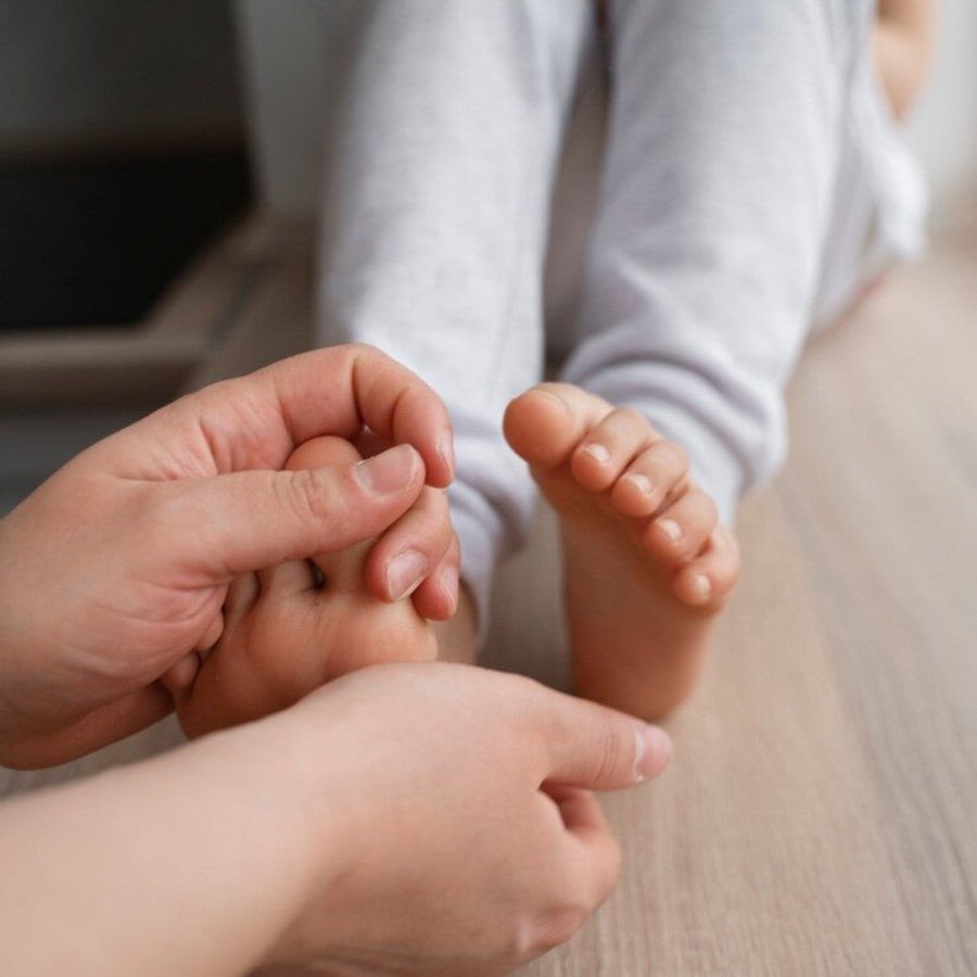 Kiểm tra độ rộng của bàn chân để điều chỉnh size giày phù hợp với chân 25cm