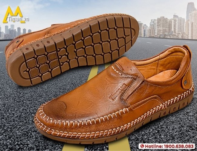 Kiểm tra đường may và đế giày lười cao su nam chất lượng
