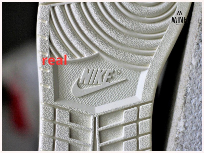 Kiểm tra logo Nike dưới đế giày để nhận diện giày Jordan chính hãng