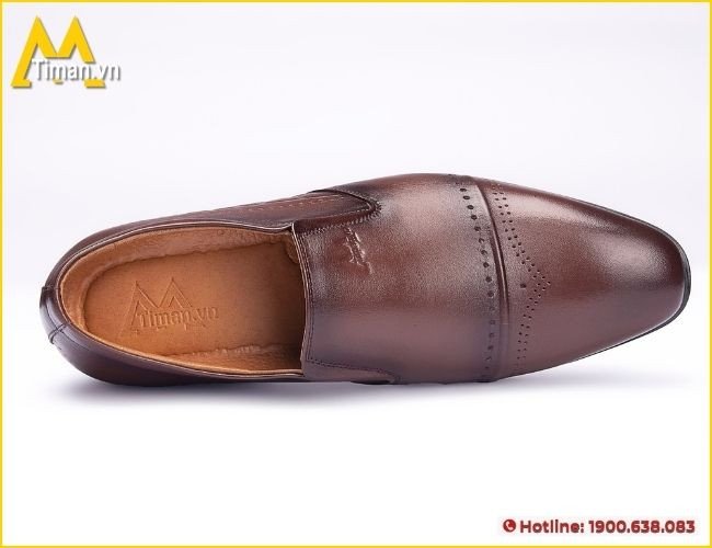 Kiểm tra lớp đệm và lót bên trong giày lười độn đế nam để đảm bảo êm ái