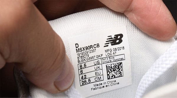 Kiểm tra tem trên lưỡi gà giày New Balance