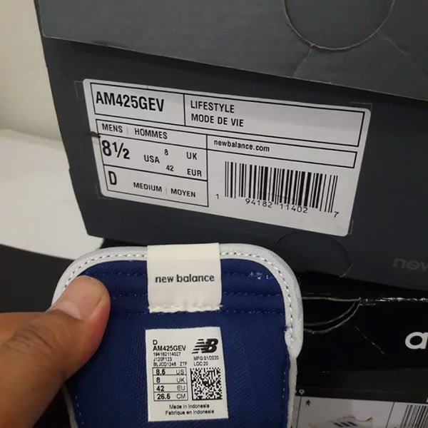 Kiểm tra tem và nhãn mác trên hộp giày New Balance 530