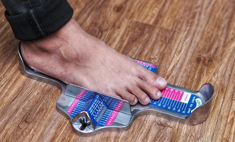 Kiểm tra và vệ sinh giày cẩn thận trước khi cho vào túi đựng giày đá bóng Adidas để bảo quản