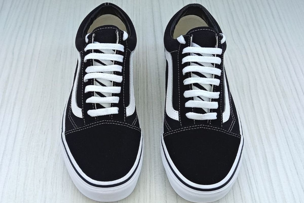 Kiểu buộc dây giày Sawtooth cách điệu tạo hình tam giác độc đáo trên thân giày