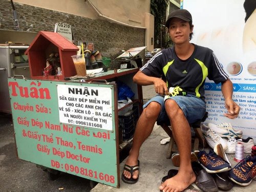 Kỹ thuật viên đang kiểm tra và chuẩn bị thay đế giày thể thao tại TPHCM