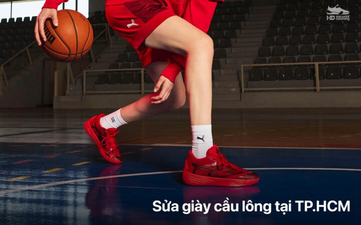Kỹ thuật viên đang thực hiện đắp đế giày bóng rổ chuyên nghiệp