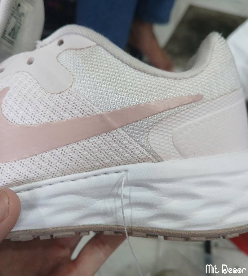 Kỹ thuật viên may giày thể thao và dép thủ công, đảm bảo chất lượng