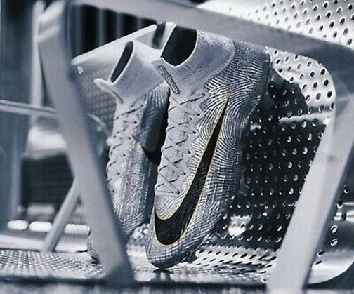 Kylian Mbappe cùng đôi giày đá bóng của Mbappe Nike Mercurial 360 Golden Touch, kỷ niệm danh hiệu cầu thủ trẻ xuất sắc nhất