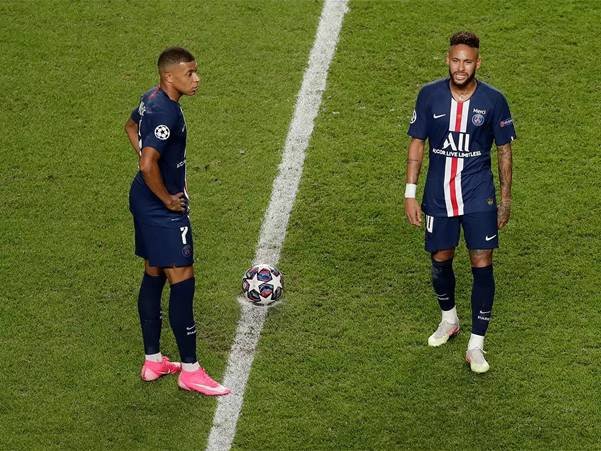Kylian Mbappe thi đấu với mẫu giày đá bóng hồng Mercurial Superfly Pink Rosa