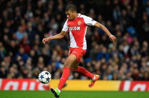 Kylian Mbappe thi đấu với mẫu giày đá bóng Nike Hypervenom 3