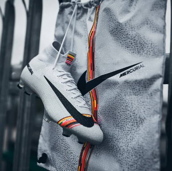 Kylian Mbappe với mẫu giày đá bóng của Mbappe Nike Mercurial White Superfly LVL Up, biểu tượng thừa kế di sản CR7