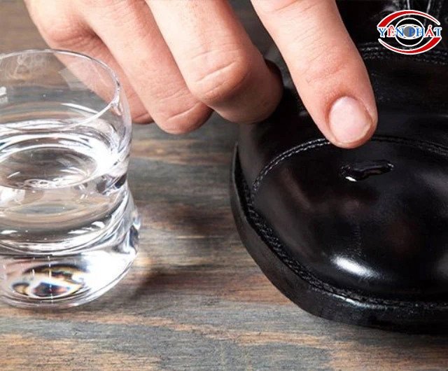 Làm bóng giày da bằng cồn hoặc rượu