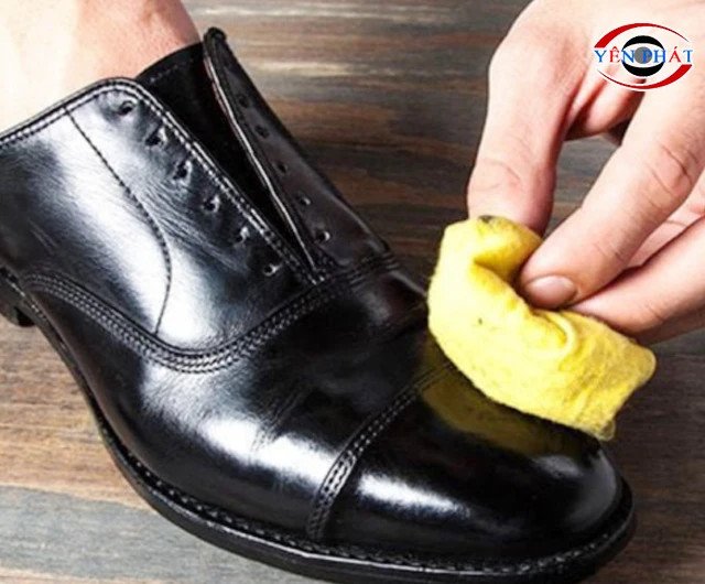 Làm bóng giày da bằng hỗn hợp xà phòng pha loãng