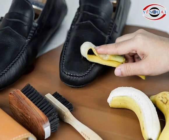 Làm bóng giày da bằng vỏ chuối