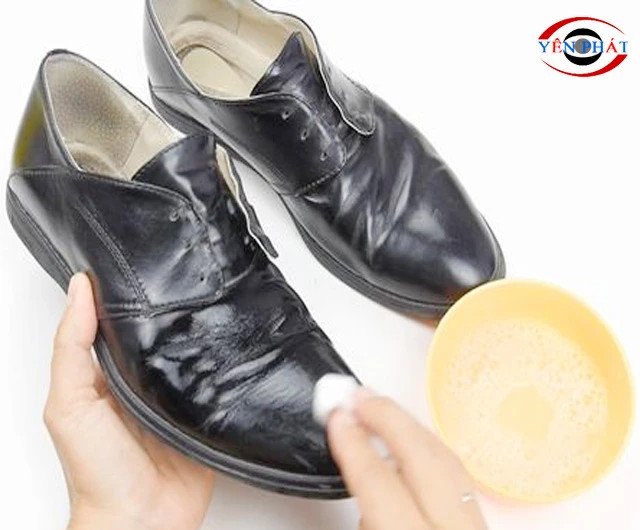 Làm bóng giày da và xóa nhăn bằng lòng trắng trứng